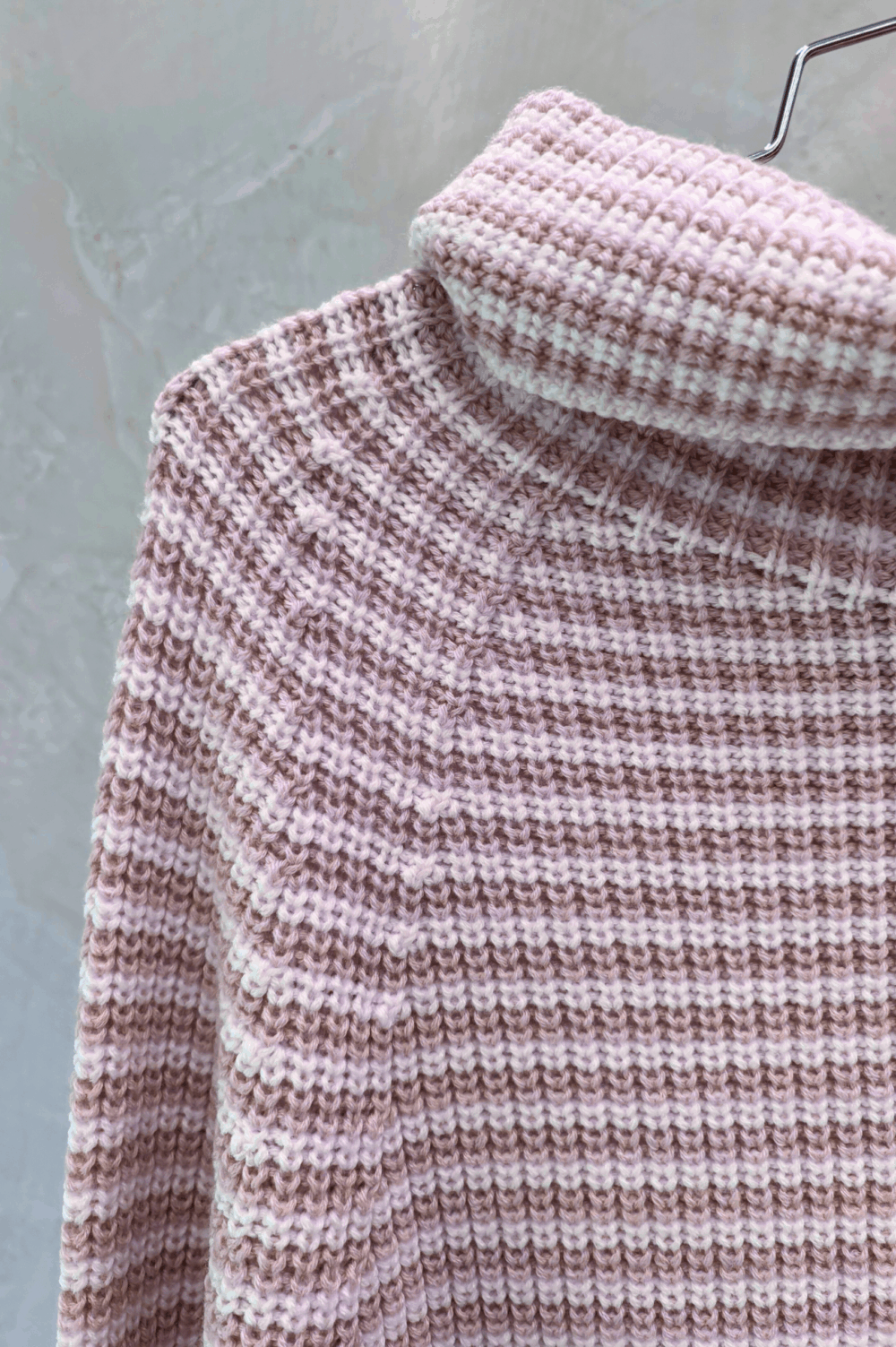 MAGLIA CON COLLO INTRECCIATA