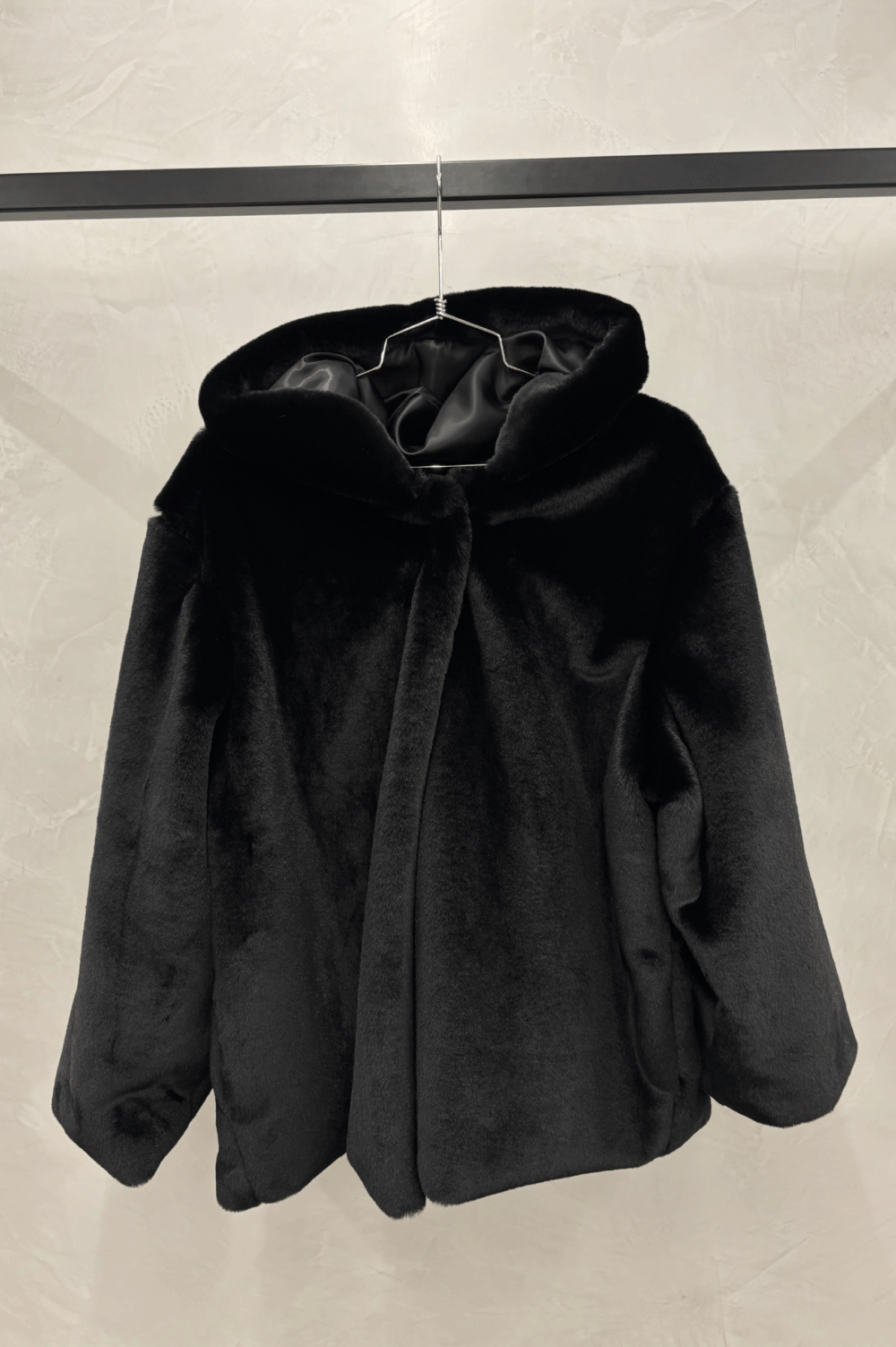 PELLICCIA CON CAPPUCCIO